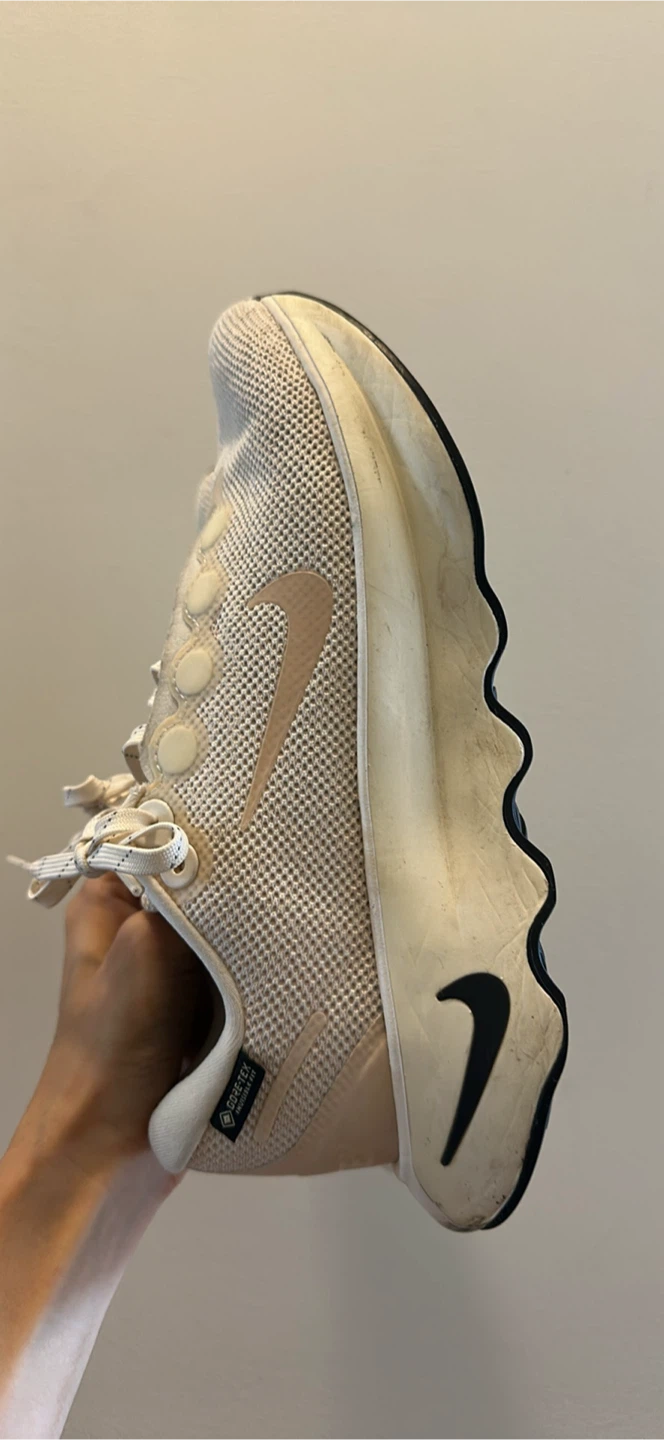Nike Gore-Tex Sneakers Size 7 - photo 2