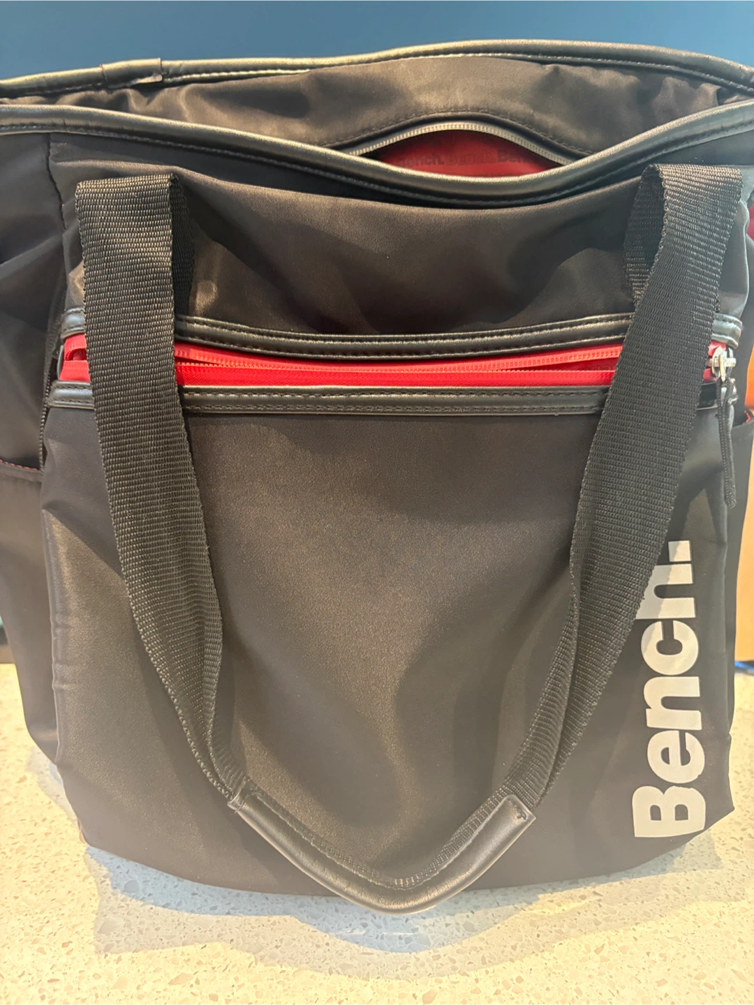 Bench Black and red bag