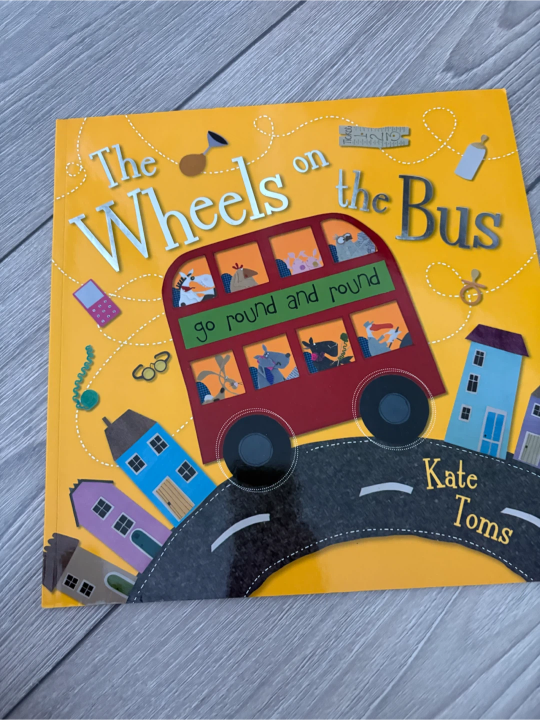 The Wheels on the Bus by Kate Toms 🏈