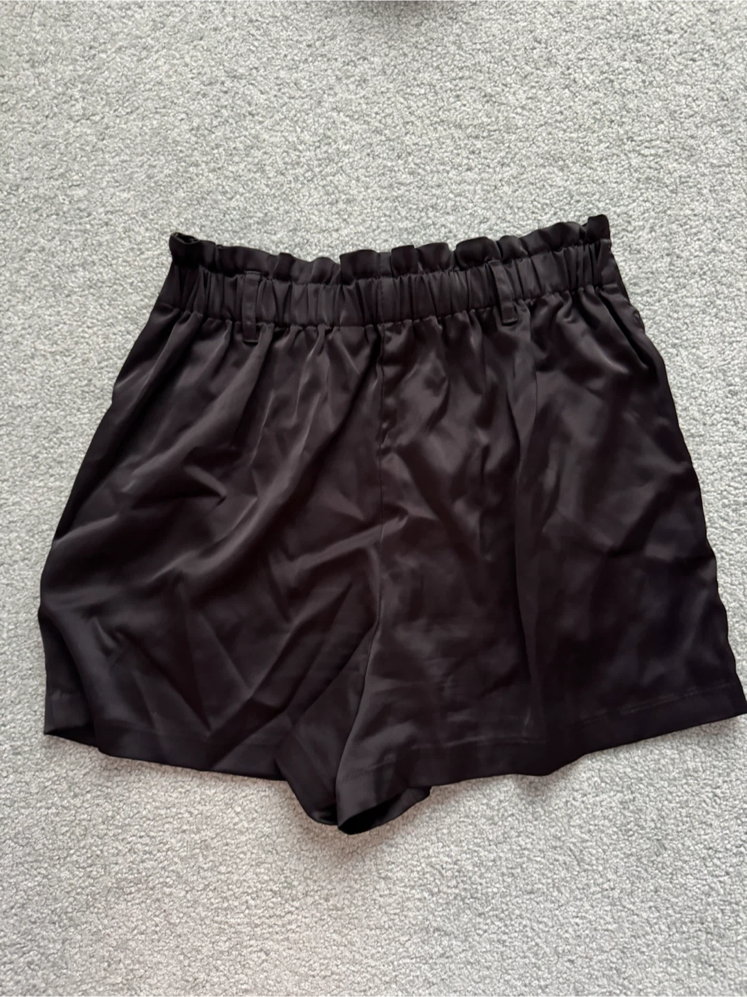 Black high-waisted satin shorts - S - photo 2