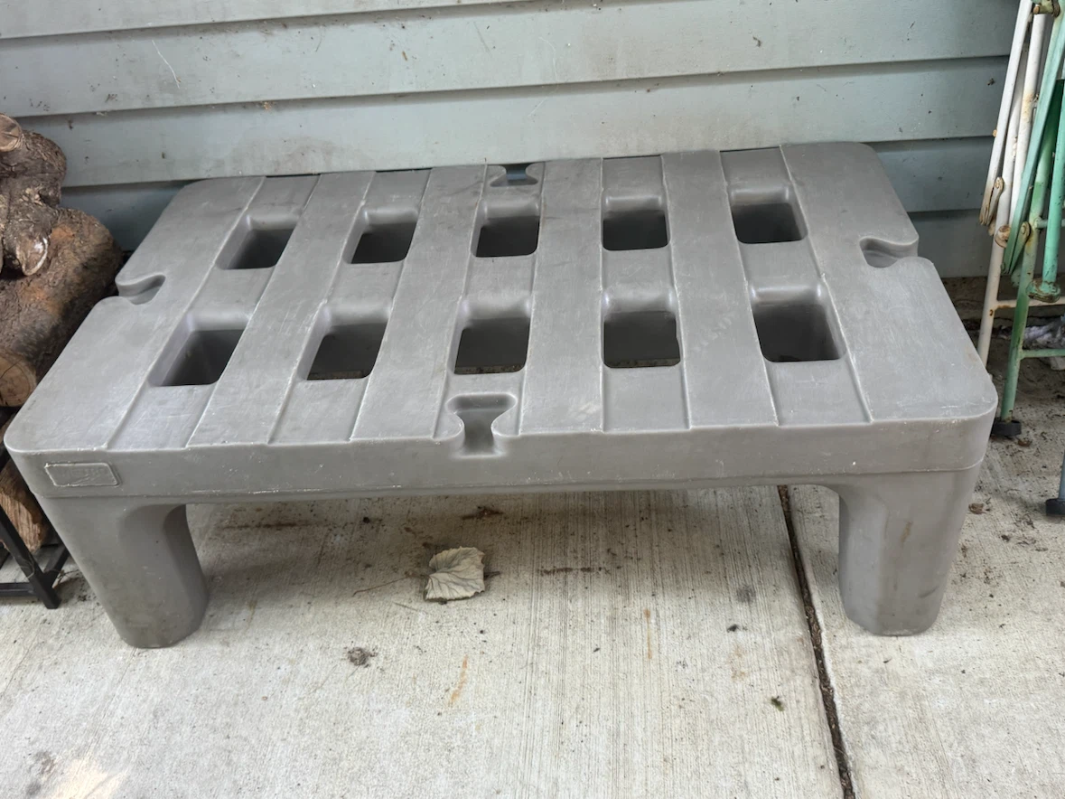 🏈 2 Metro Heavy Duty Plastic Dunnage Rack 4’ & 6’ - photo 2