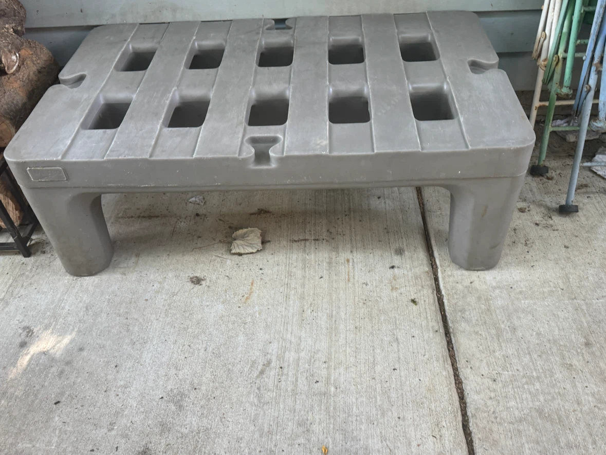 🏈 2 Metro Heavy Duty Plastic Dunnage Rack 4’ & 6’ - photo 5