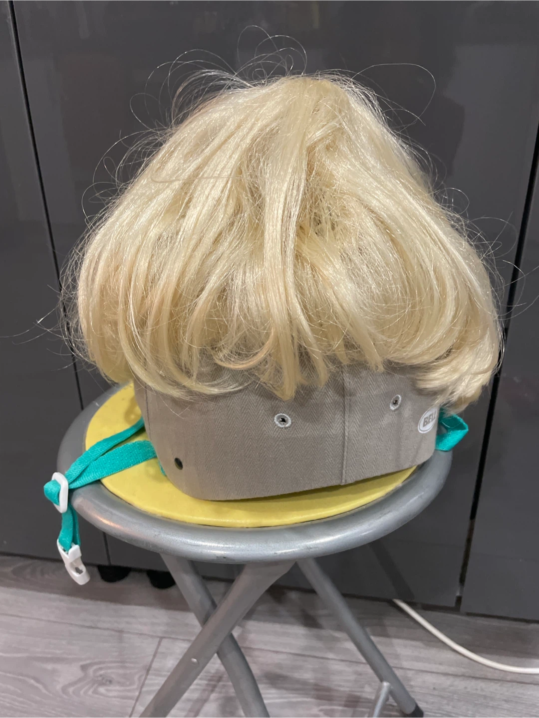 🏈 Blonde Synthetic Wig - photo 2
