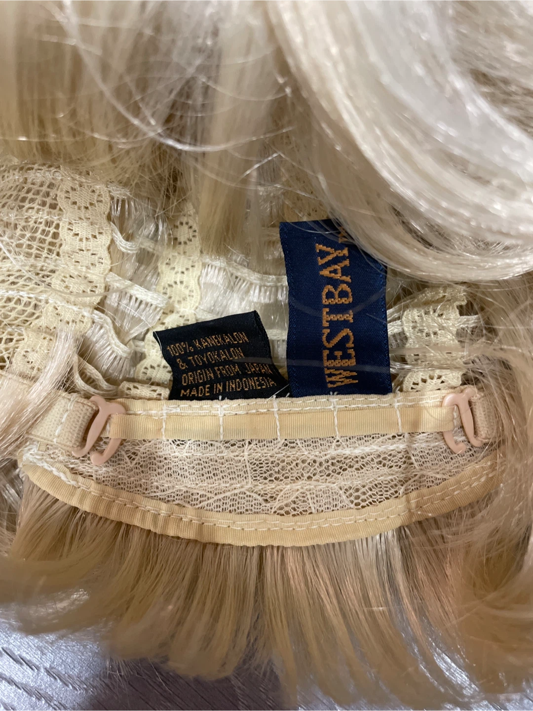 🏈 Blonde Synthetic Wig - photo 3