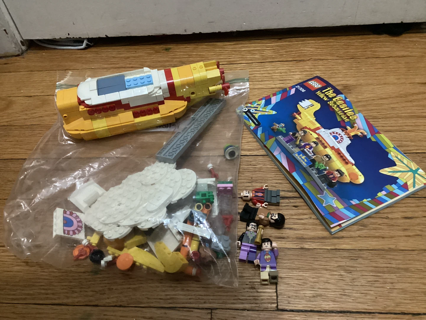 🏈 LEGO The Beatles Yellow Submarine 21306