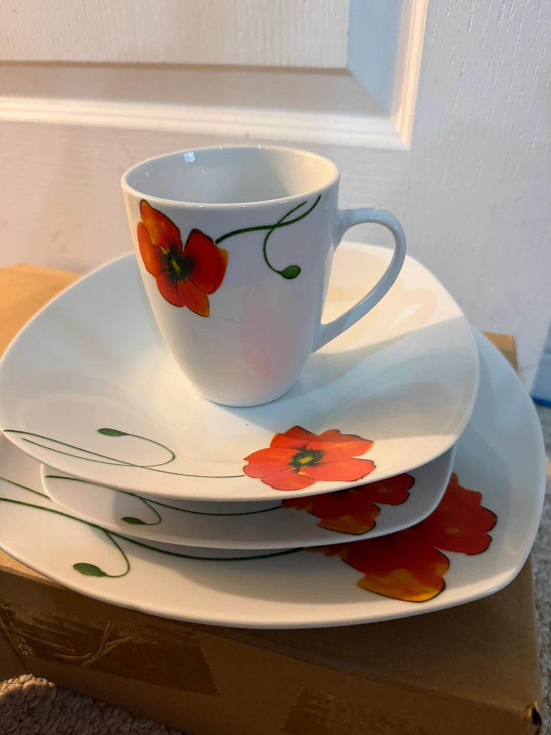 Floral pattern white dish and mug set