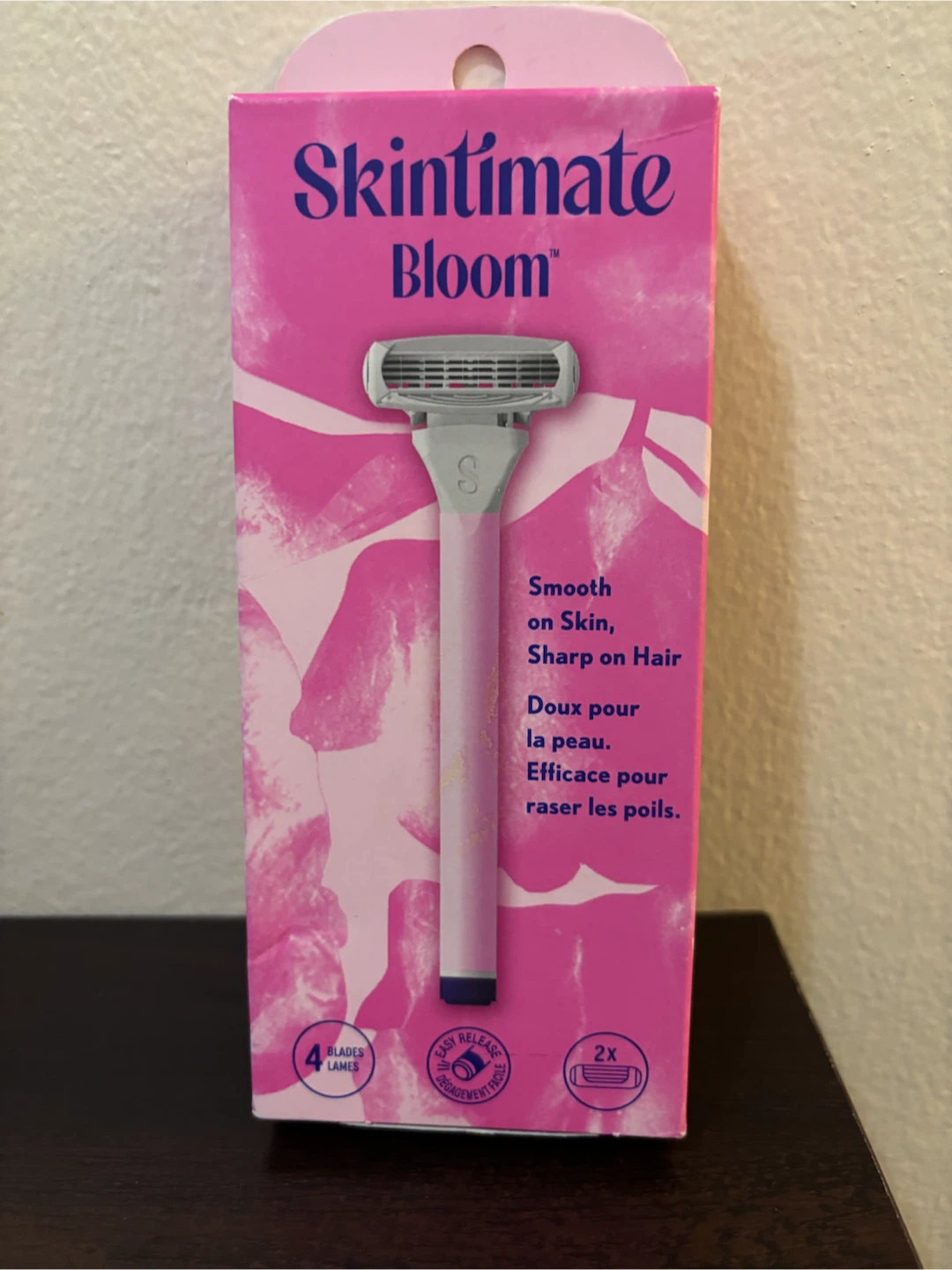 NEW-Skintimate Bloom Razor with 2 Cartridges