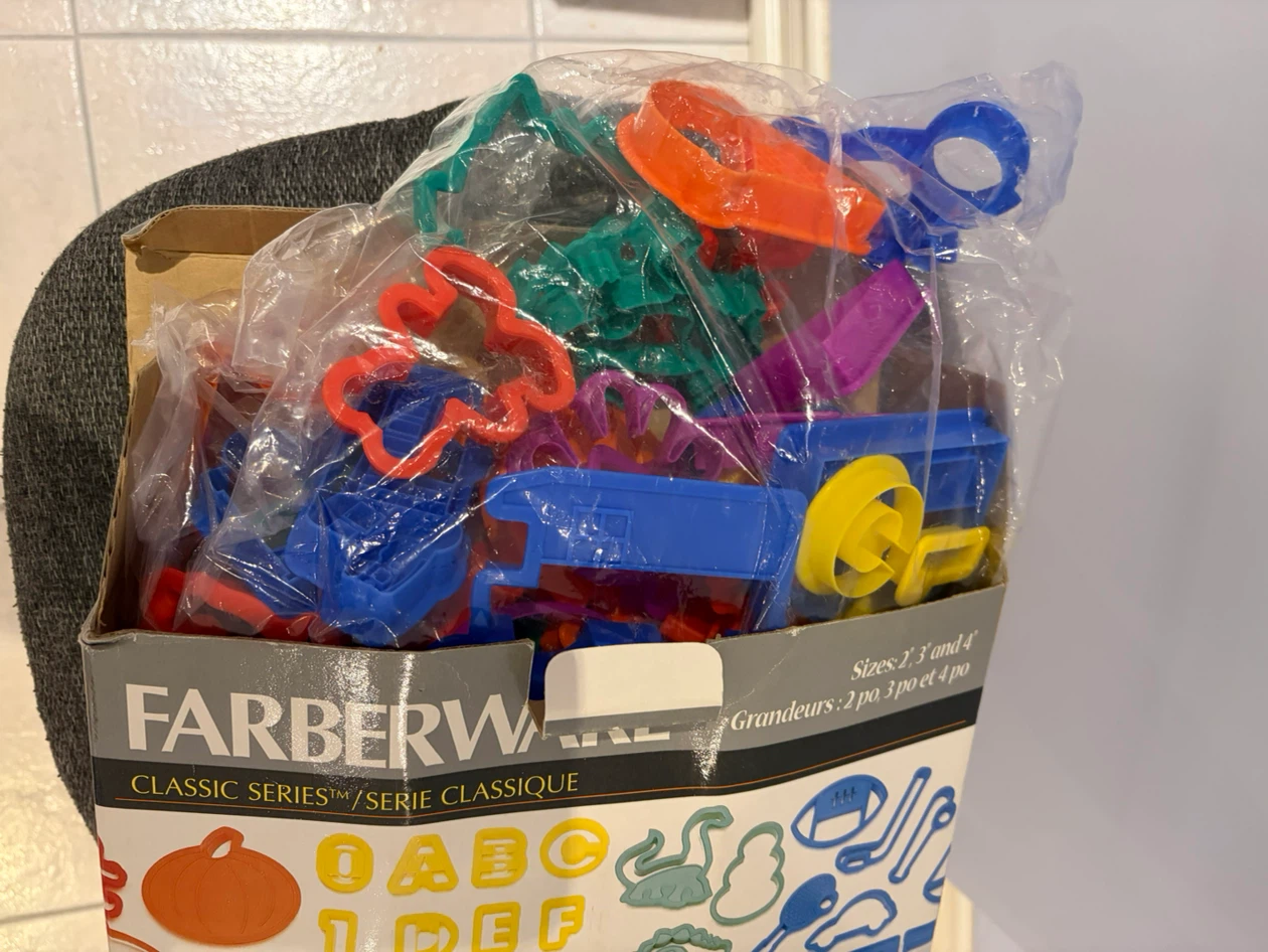 Farberware Cookie Cutter Set 🏈