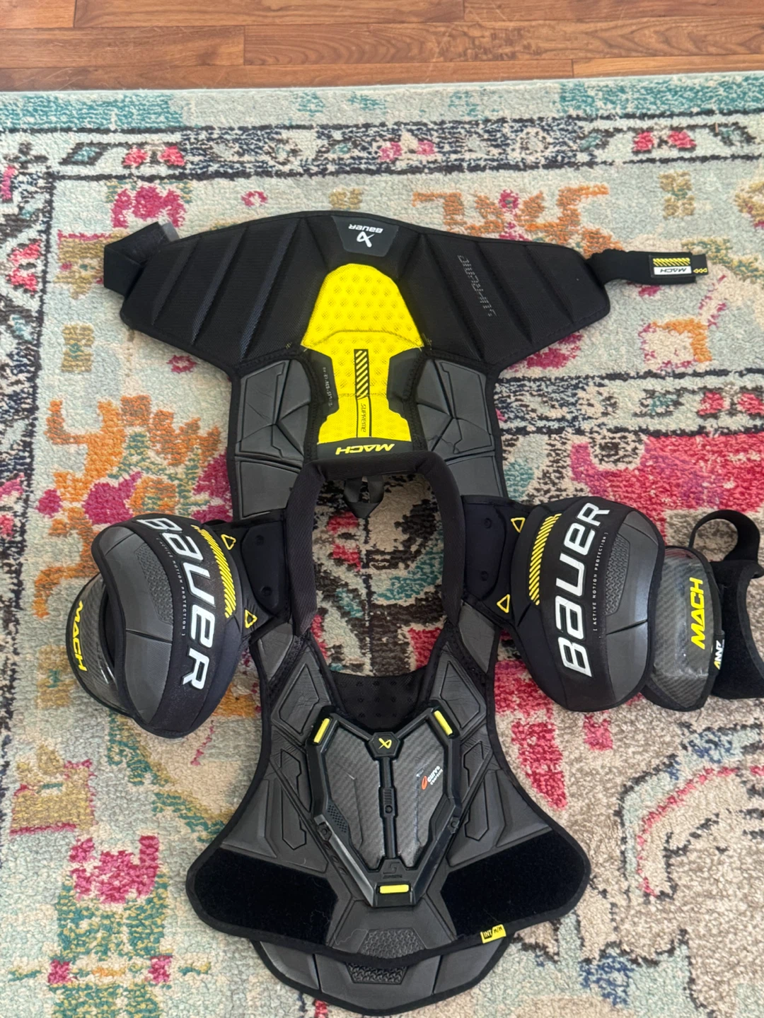 Hockey pants and shoulder pads - photo 3
