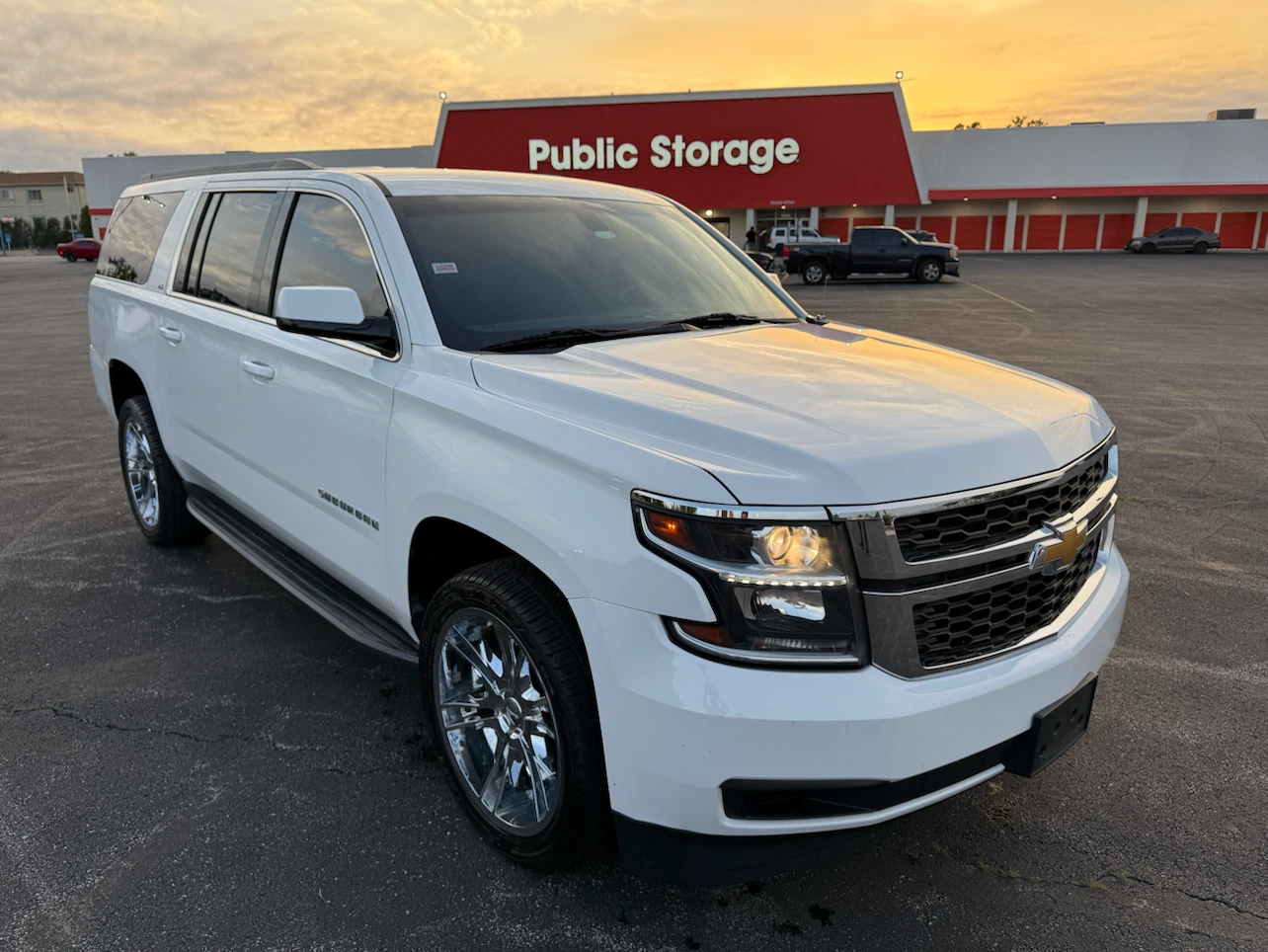 2016 Chevrolet Suburban Commercial LS - photo 3