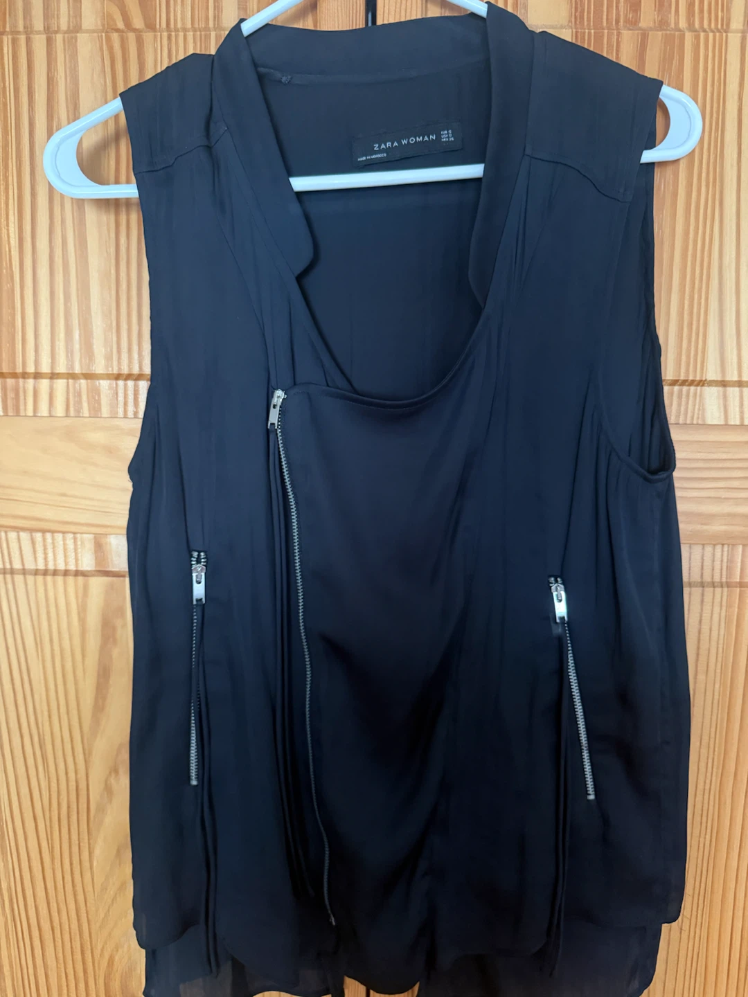 🏈Zara Woman sleeveless zip vest, black, size small