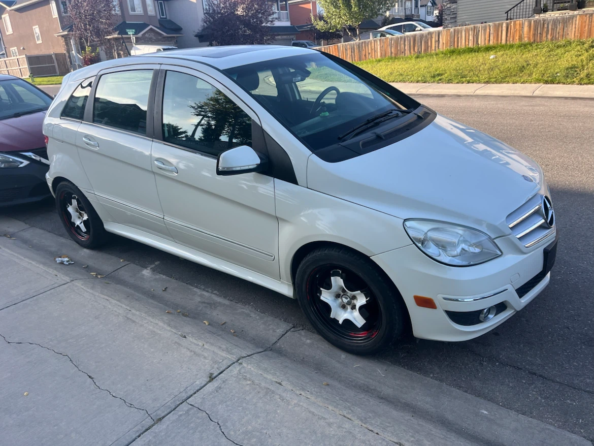 White Mercedes-Benz B200