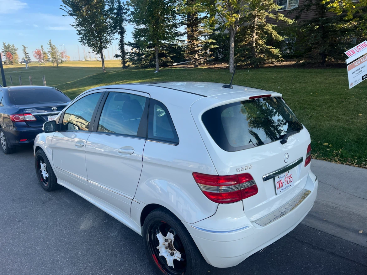 White Mercedes-Benz B200 - photo 2