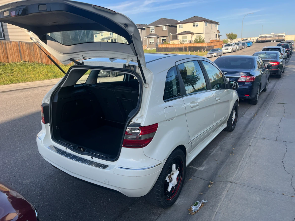 White Mercedes-Benz B200 - photo 3