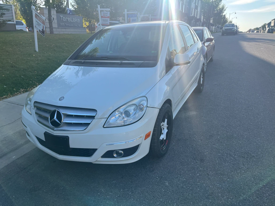 White Mercedes-Benz B200 - photo 4