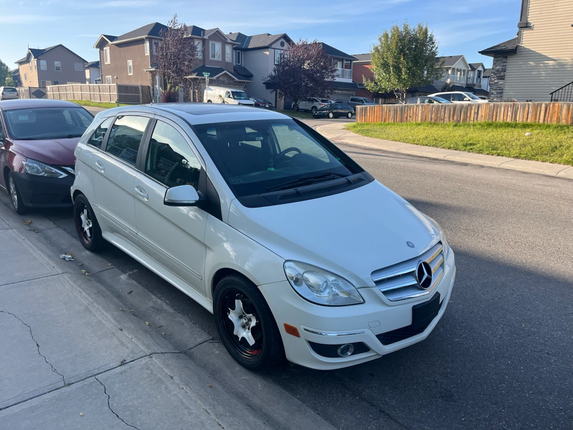 White Mercedes-Benz B200 - photo 5
