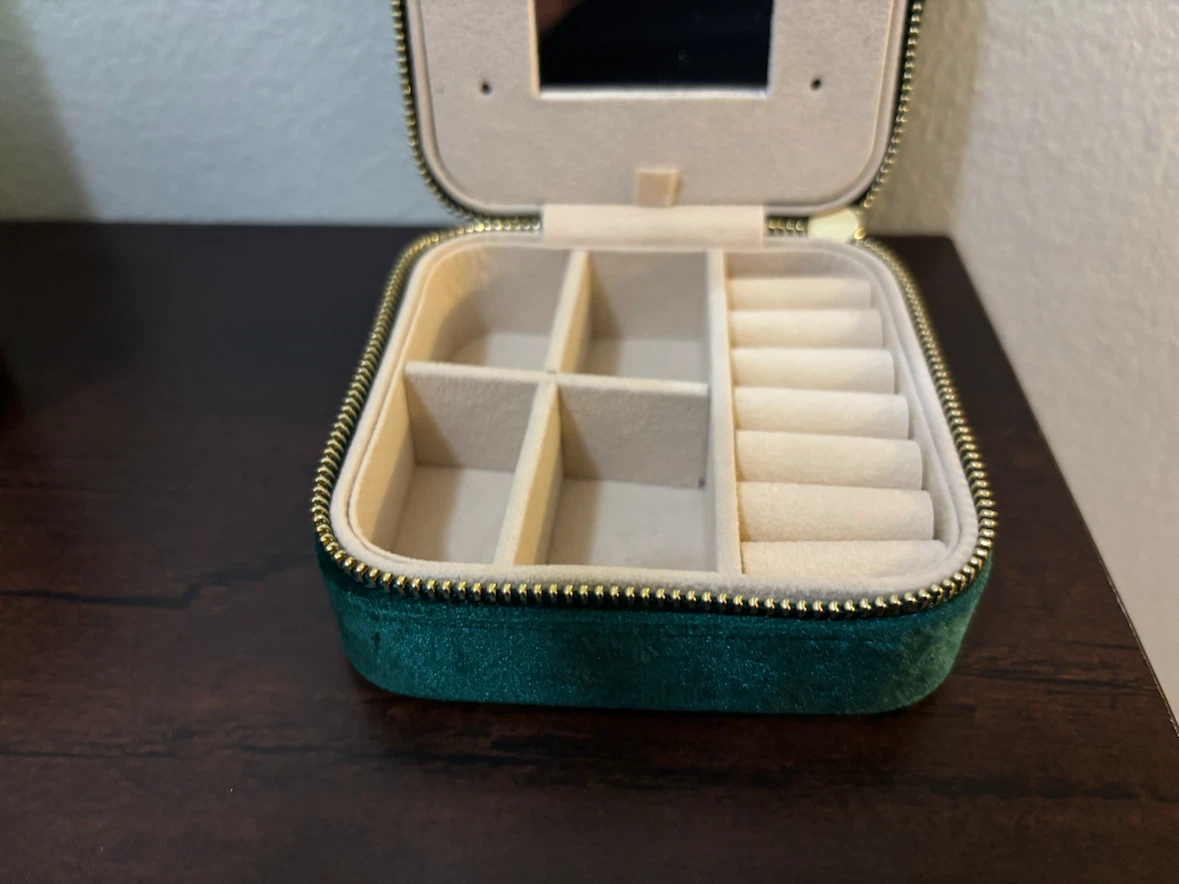 NEW-Initial P Velvet Jewelry Case - photo 2