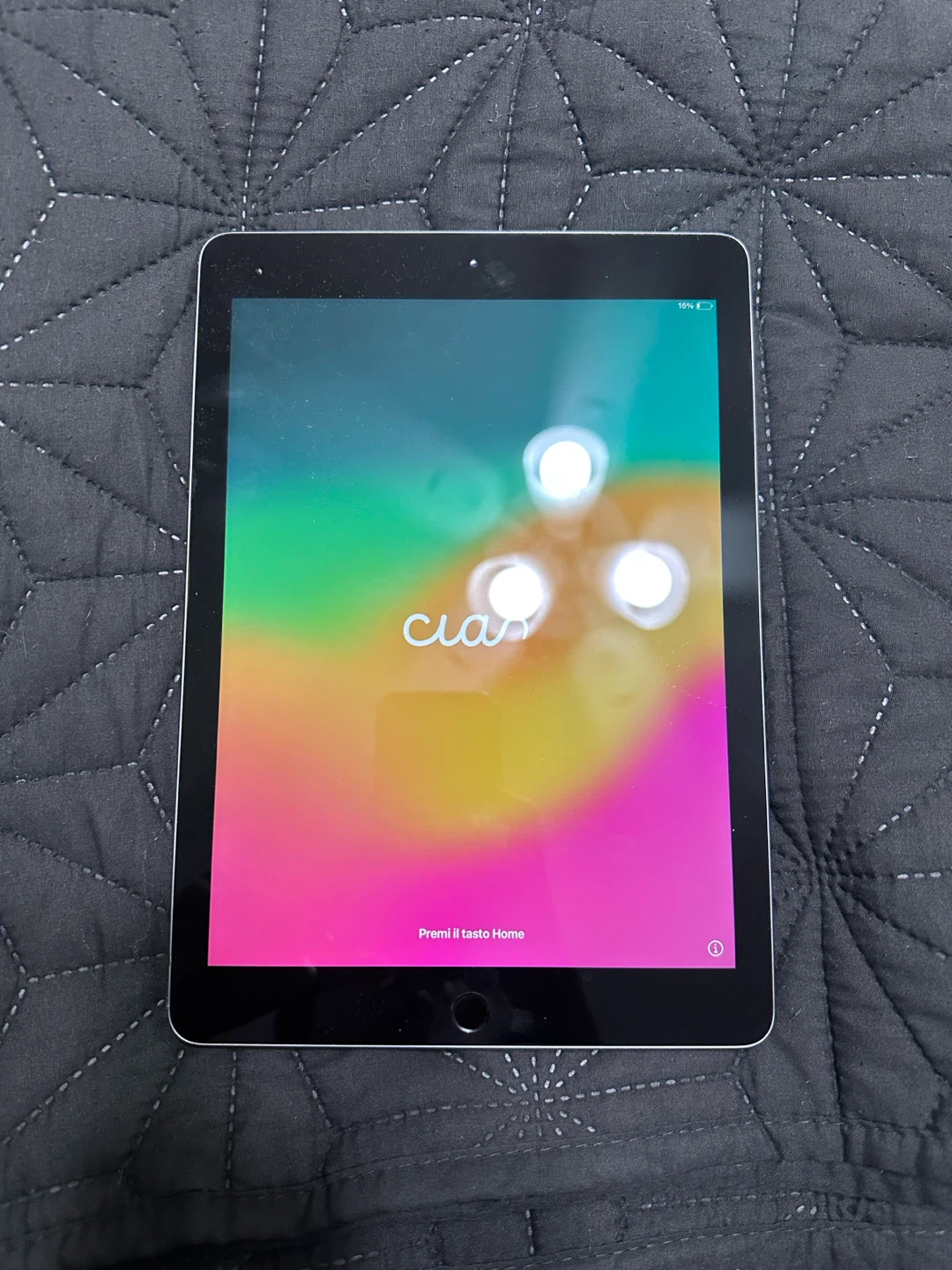 Apple 6th Gen iPad Tablet - Black Front, Silver Edge 32GB