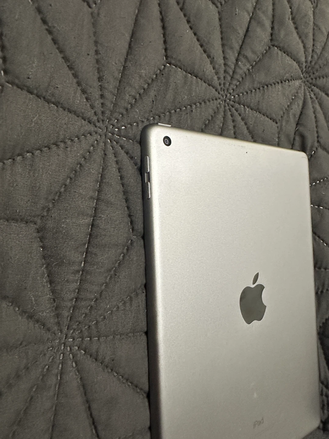 Apple 6th Gen iPad Tablet - Black Front, Silver Edge 32GB - photo 3
