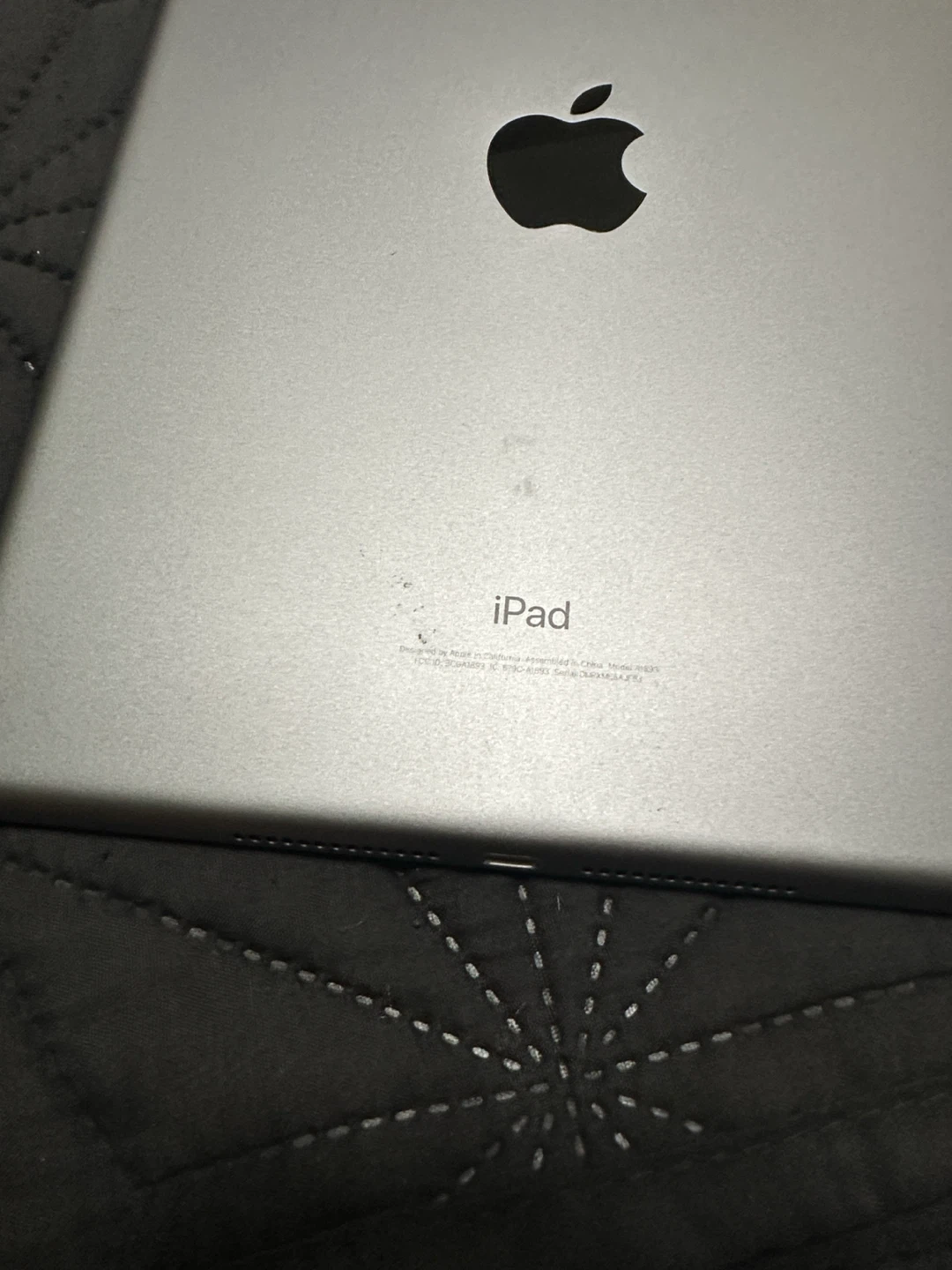Apple 6th Gen iPad Tablet - Black Front, Silver Edge 32GB - photo 4