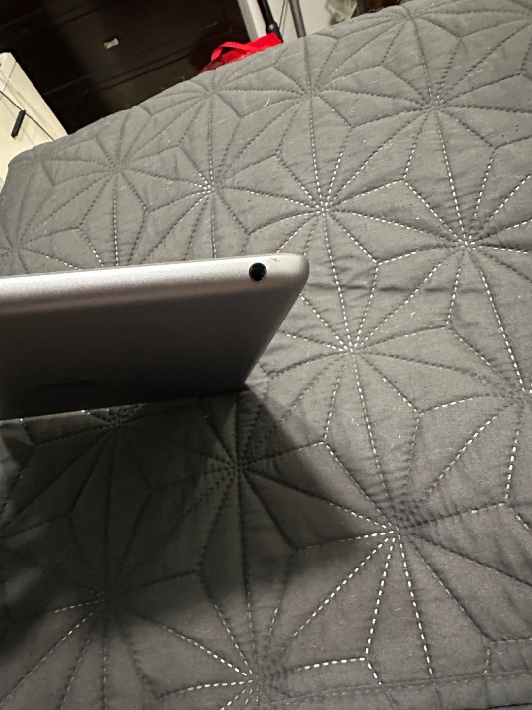 Apple 6th Gen iPad Tablet - Black Front, Silver Edge 32GB - photo 5