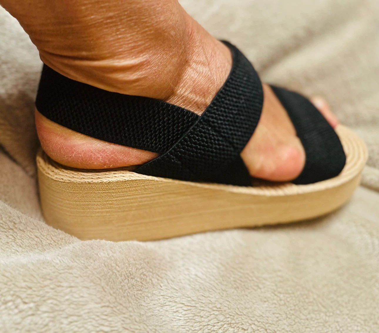Black Elastic Platform Sandals - photo 4