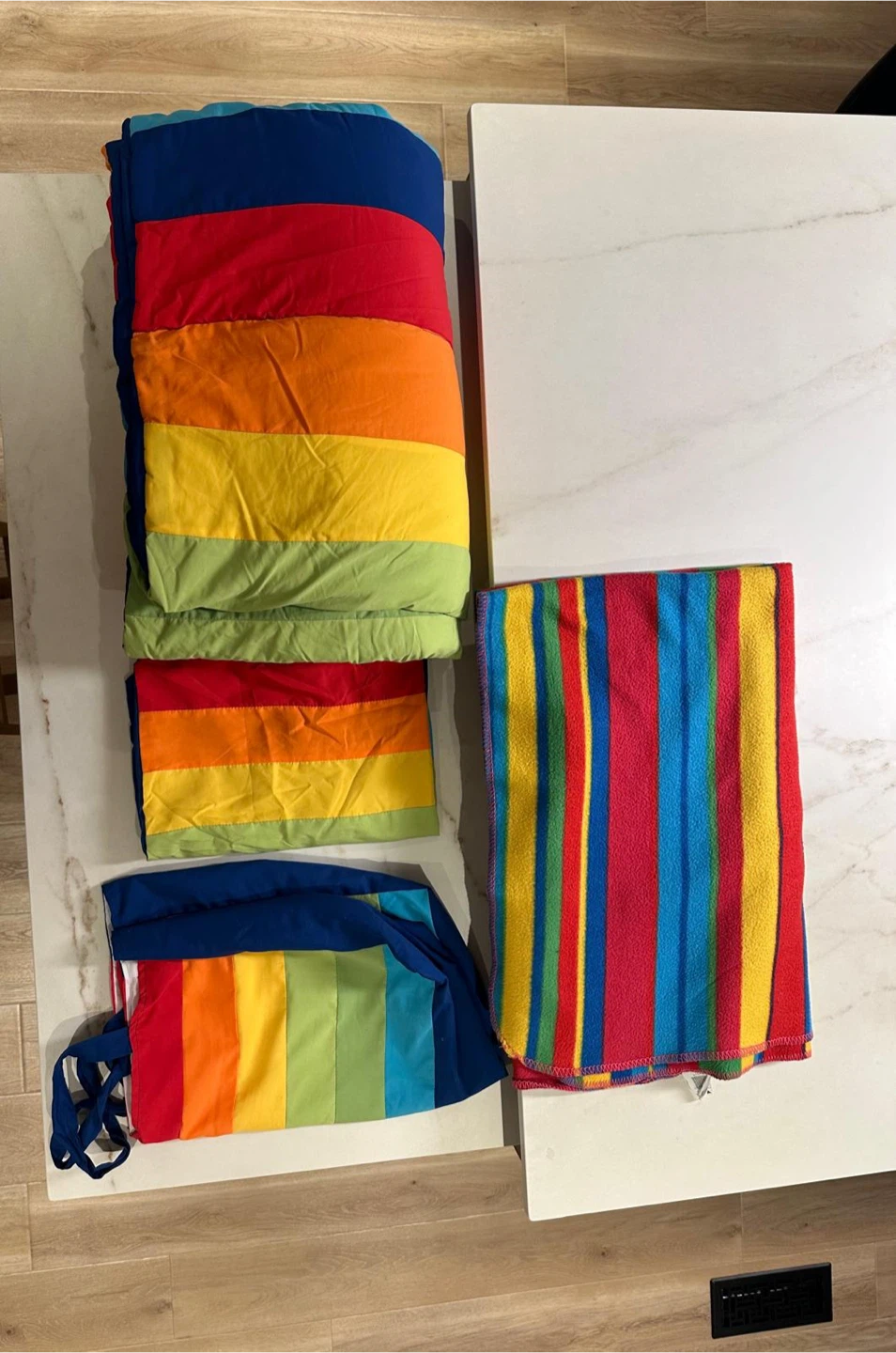 Twin Comforter with Pillow Case + Large Throw Blanket - photo 2