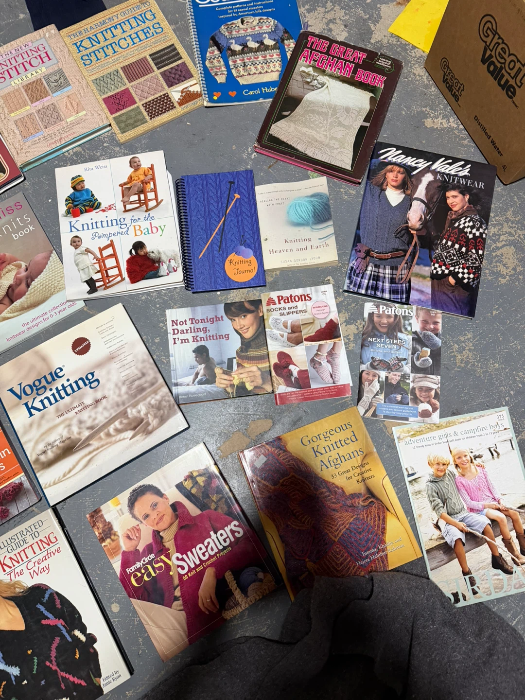 Large collection of 20+ knitting and craft books - photo 2
