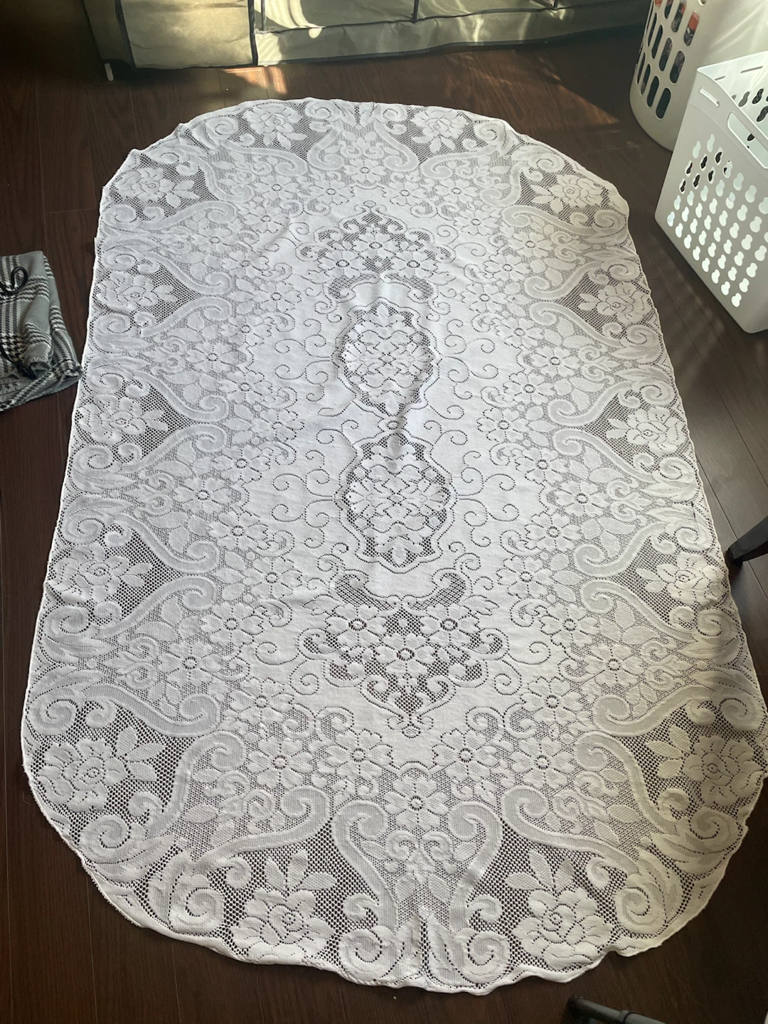 Vintage-Style White Lace Tablecloth