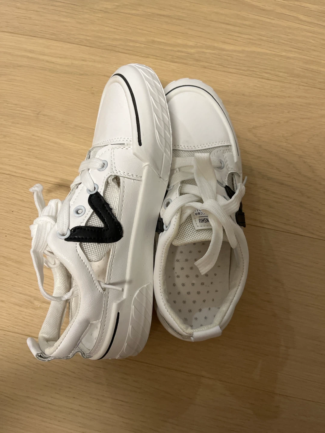 White sneakers with black details🏈 - photo 2