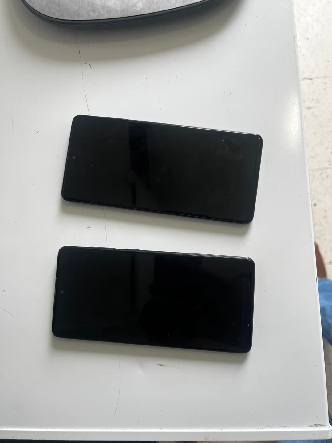 Two Samsung Galaxy A71 smartphones - photo 4