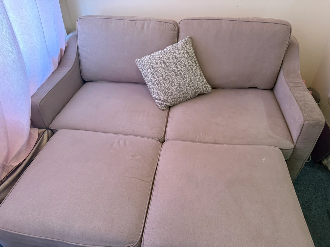 Bob’s furniture Sofa come bed 2 in 1 it’s in gray color