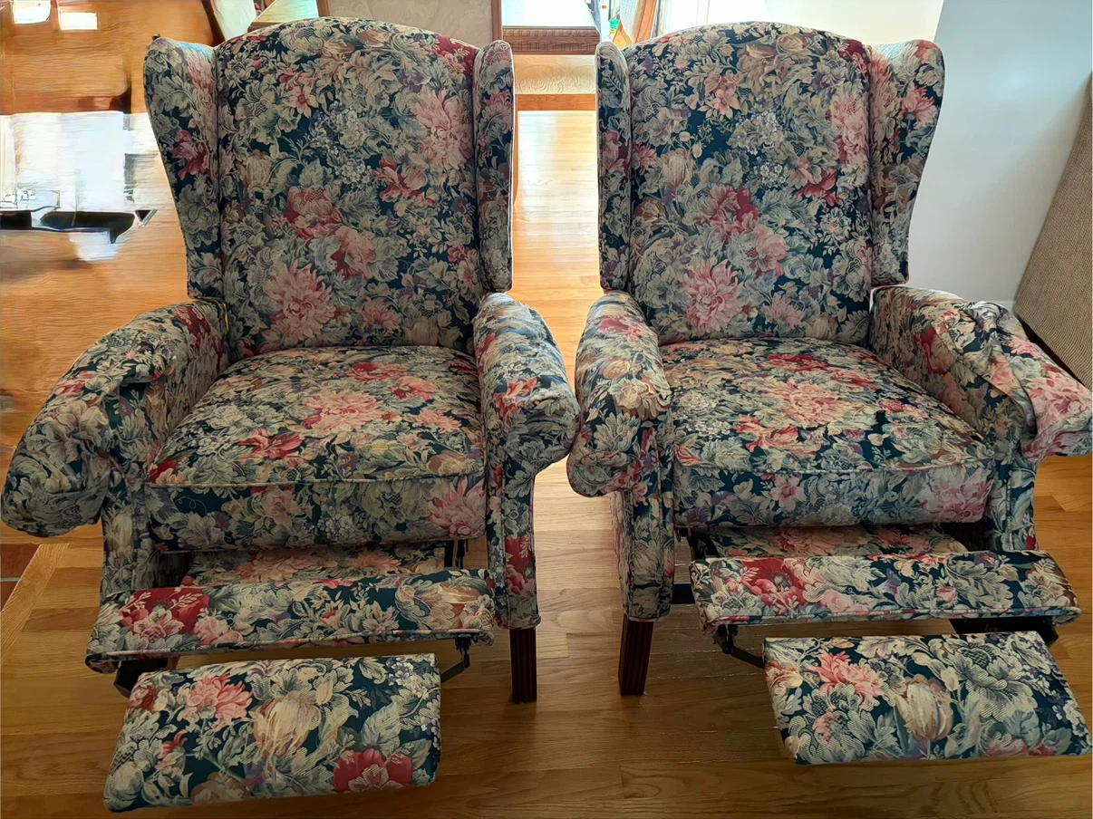 Set of two floral wingback recliners - photo 2
