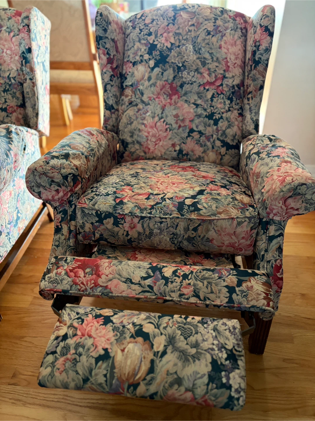 Set of two floral wingback recliners - photo 3