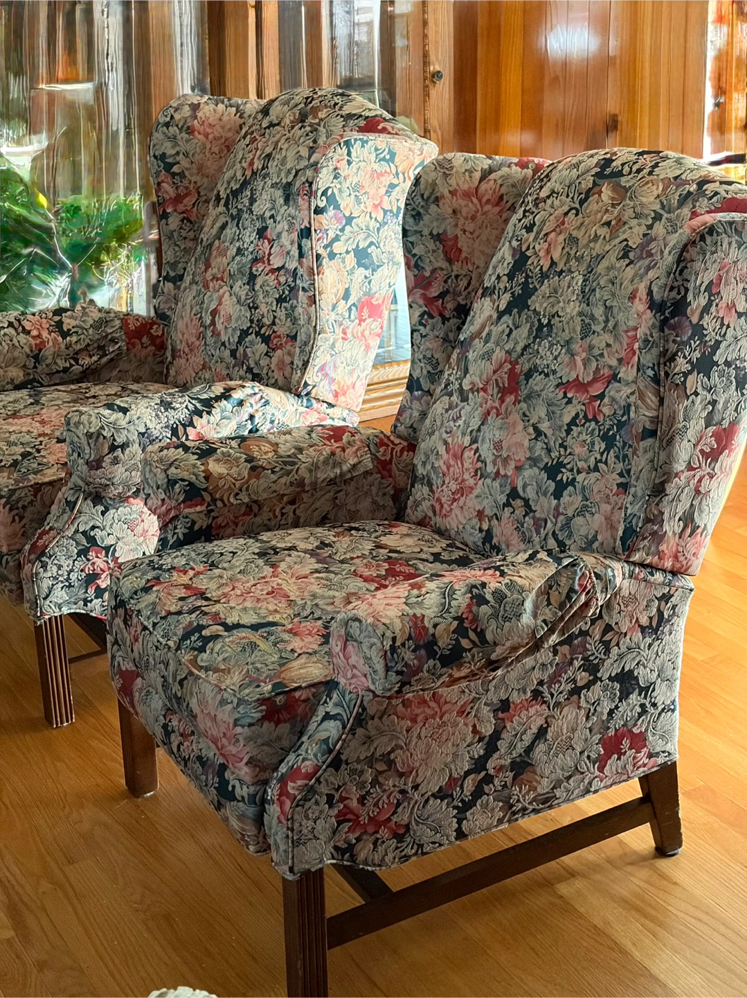 Set of two floral wingback recliners - photo 4