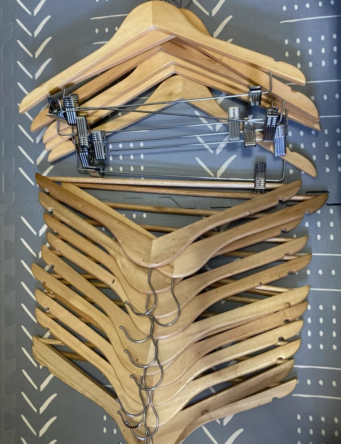 Set of 16 Wooden Clothes Hangers 🏈