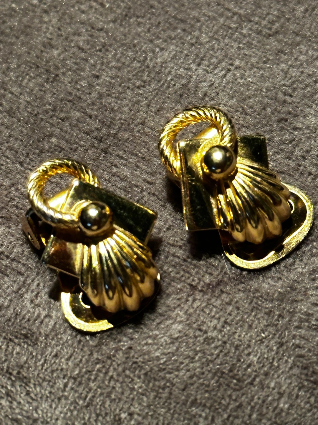 Vintage 1950s Alice Pat Pend Gold Shell Clip Earrings
