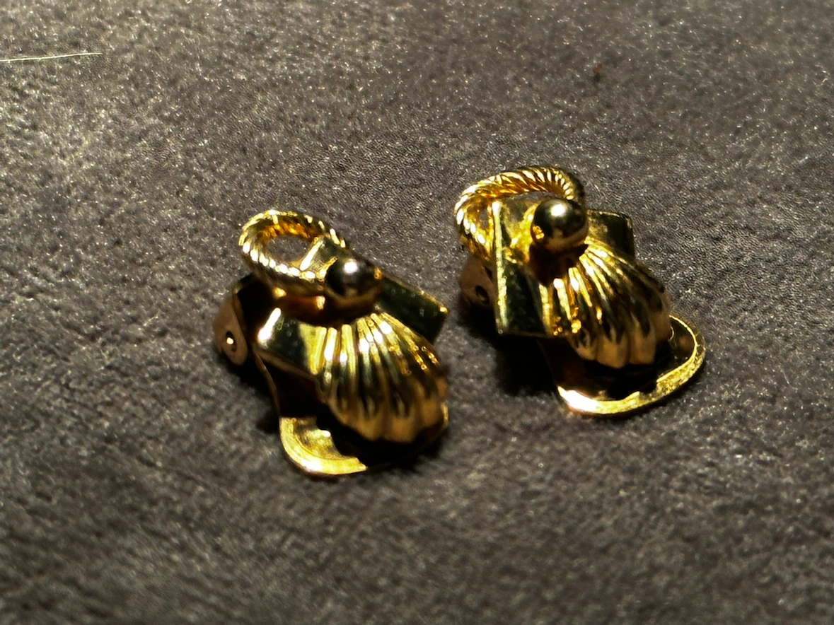 Vintage 1950s Alice Pat Pend Gold Shell Clip Earrings - photo 2