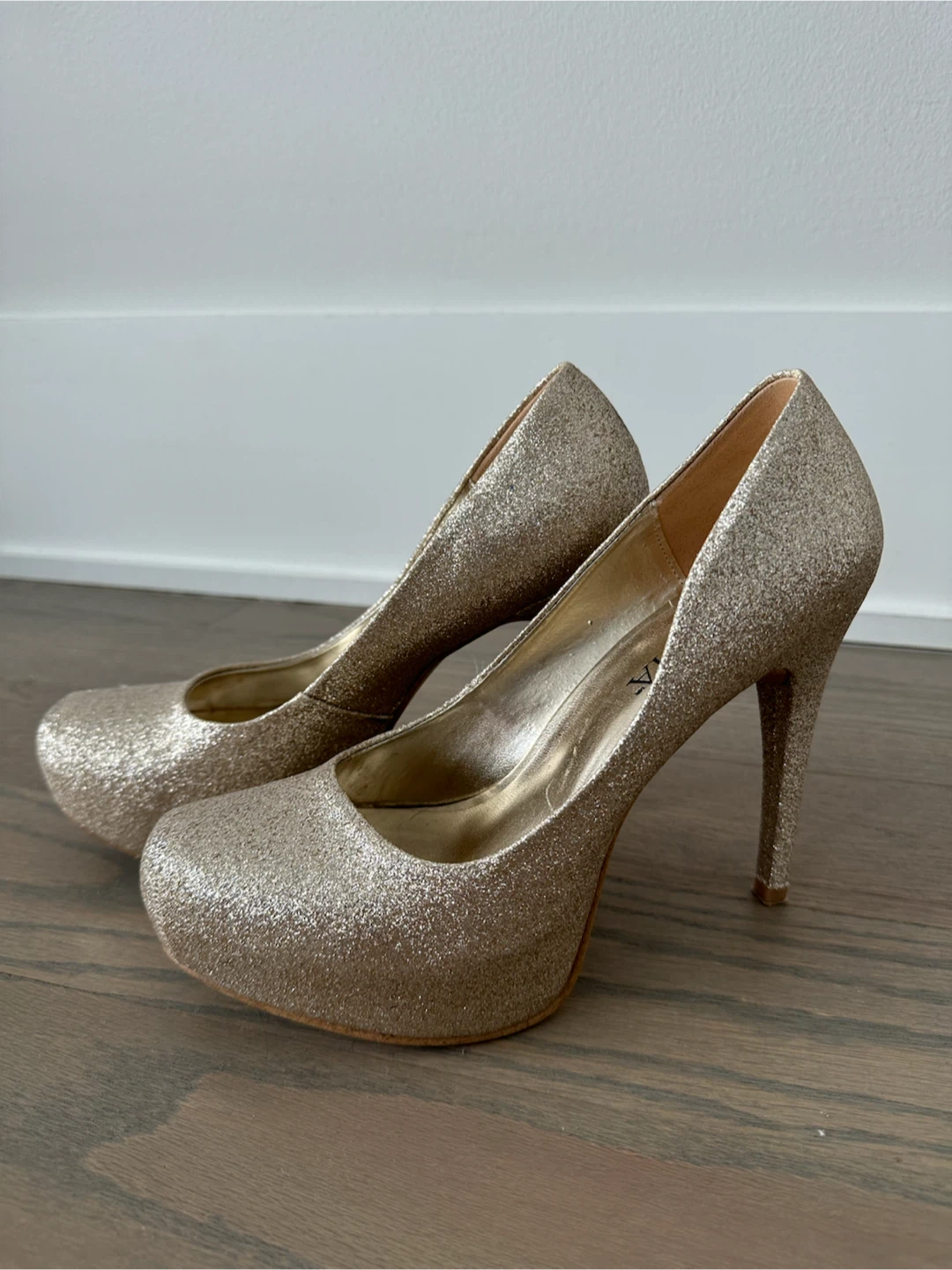 🏈 Perugia gold glitter platform pumps - photo 3