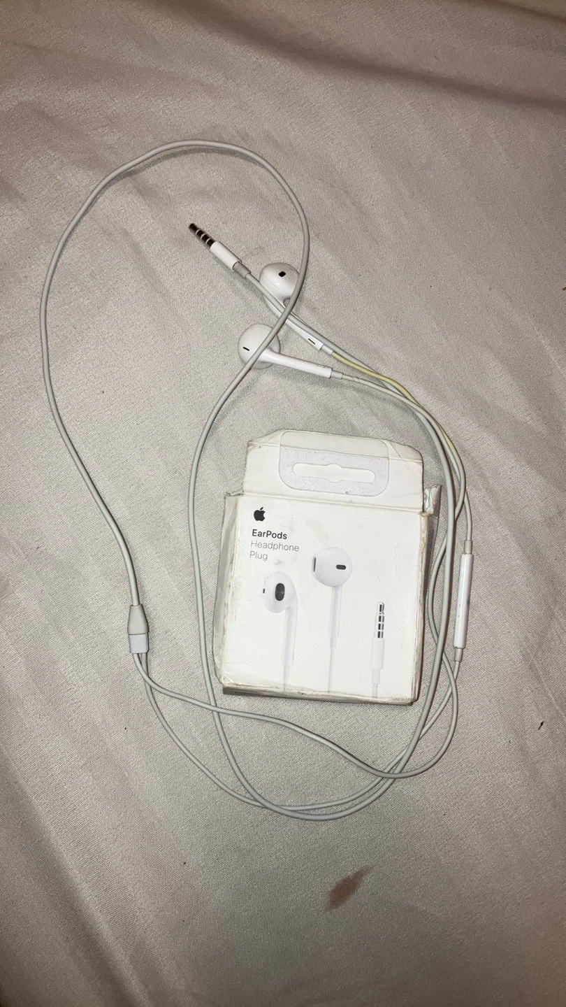 Apple EarPods with 3.5mm Headphone Plug