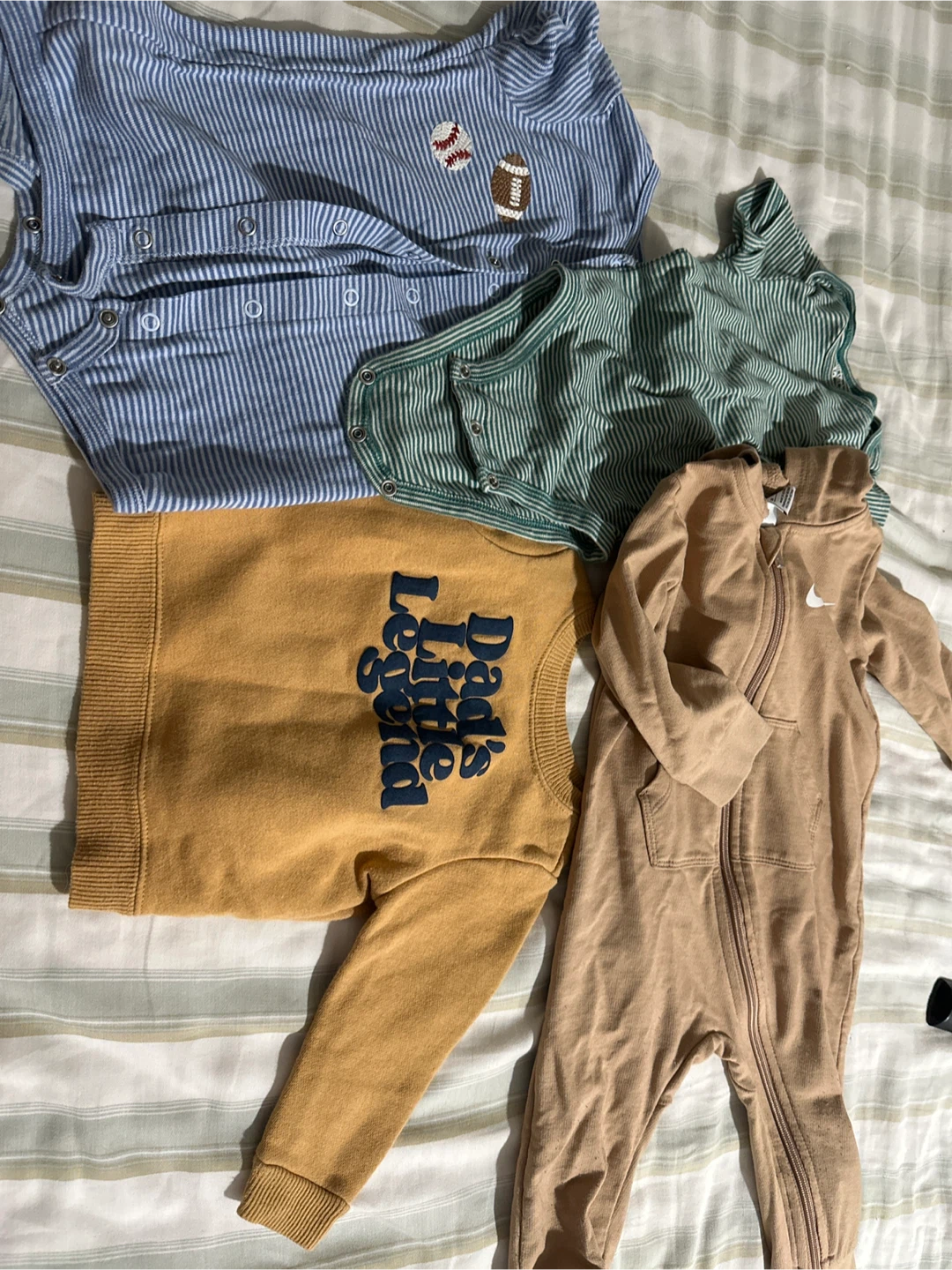 Baby crib and clothes - photo 3