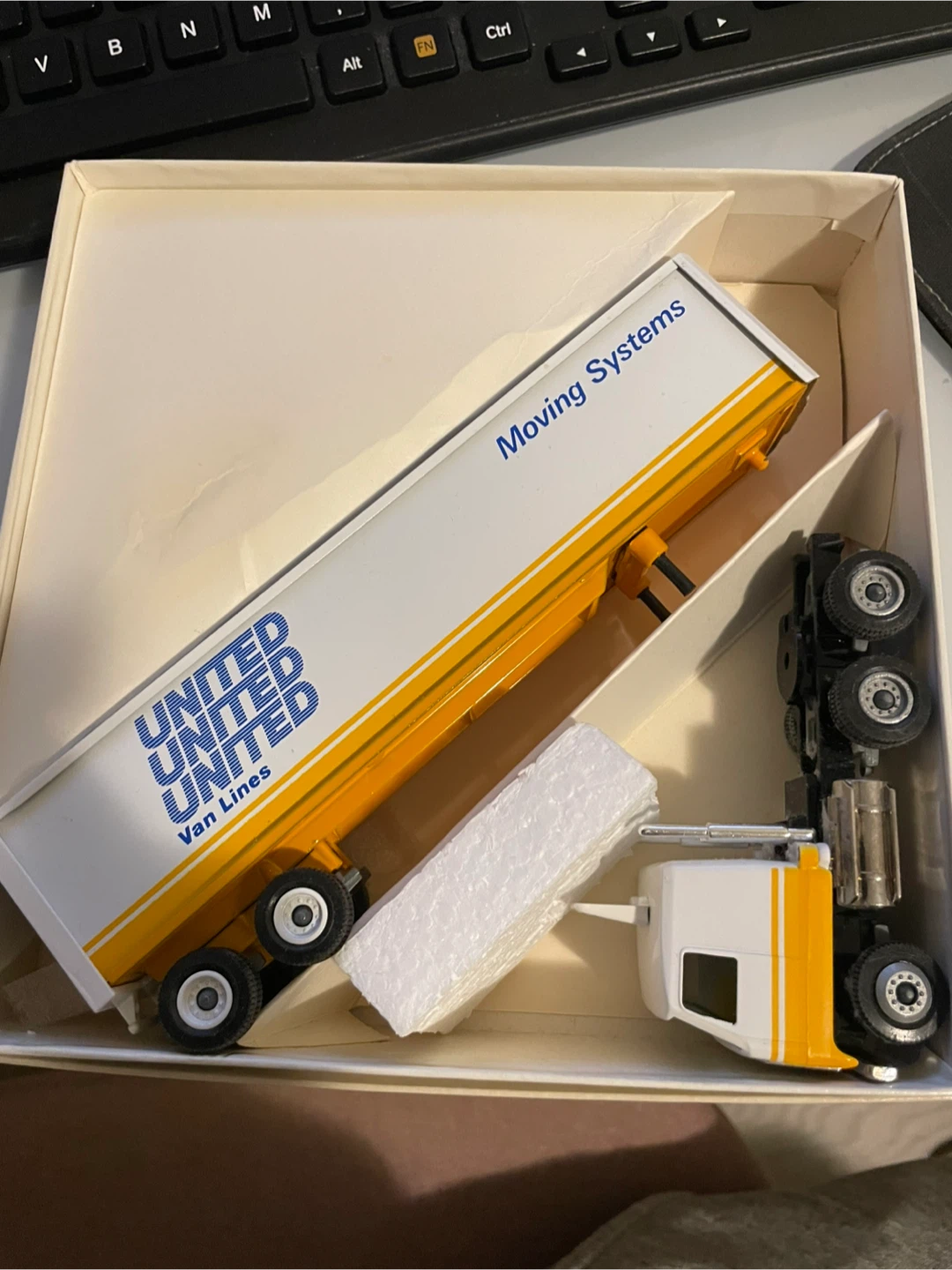 United Van Lines Diecast Semi Truck Model 🏈