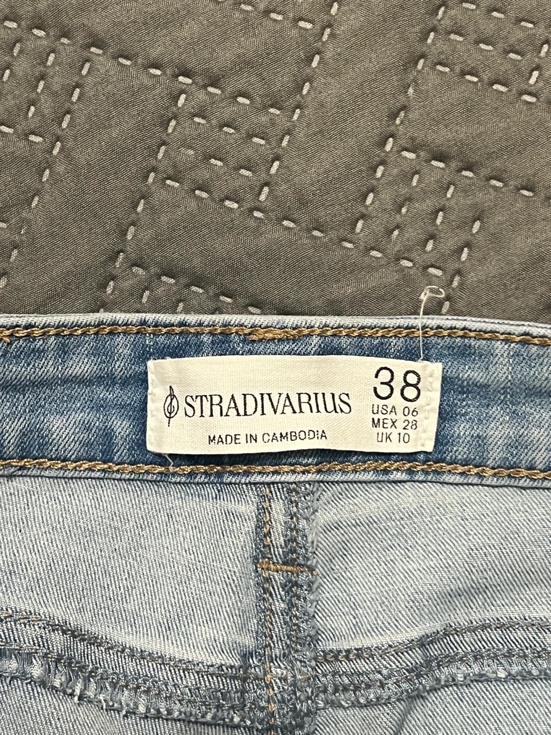 Stradivarius Light Wash Frayed Hem Jeans - photo 2
