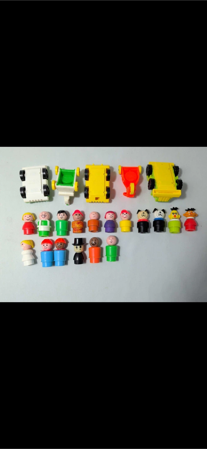 1970s Fisher-Price Little People set with vehicles and figures - photo 3