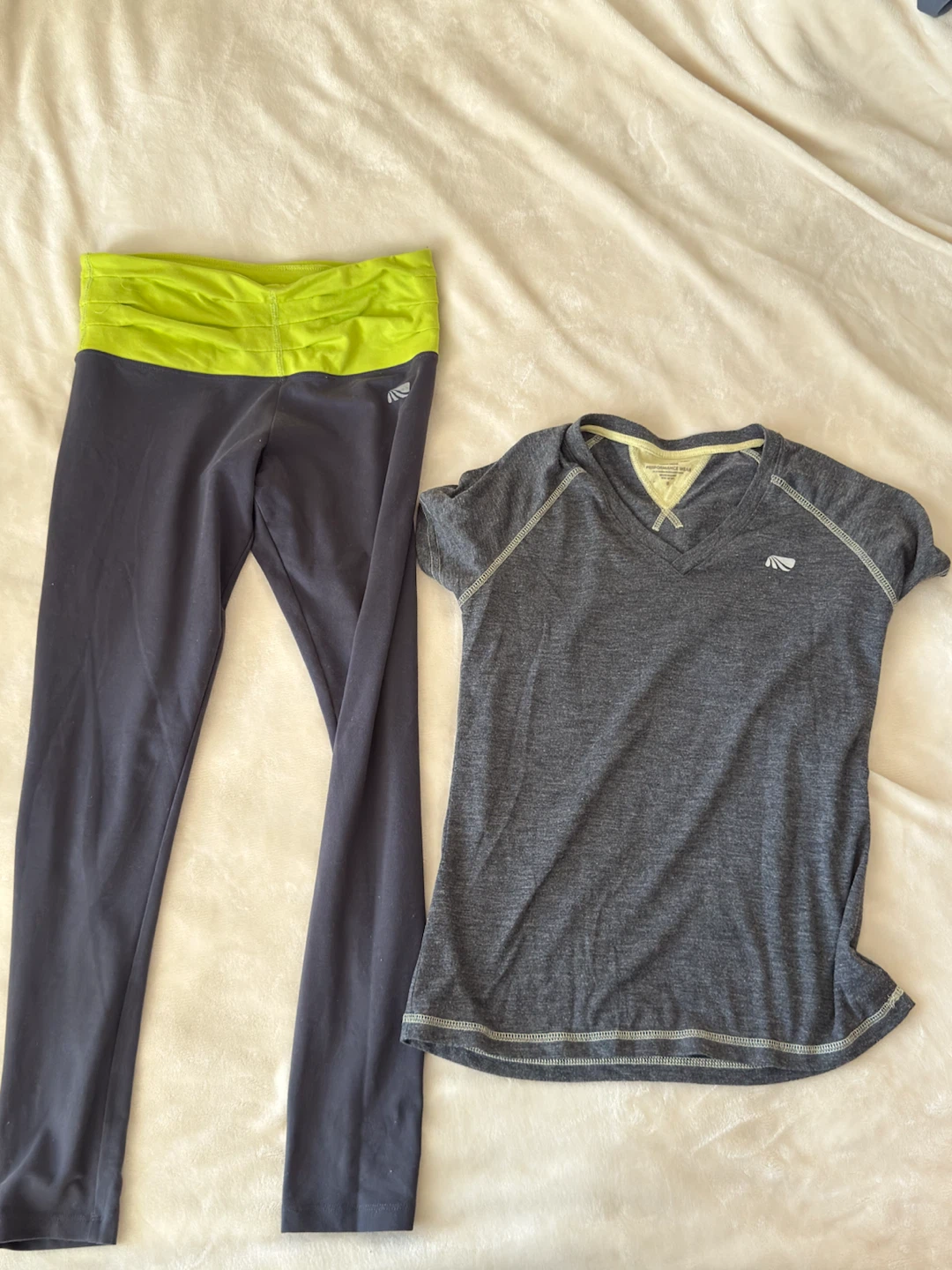Athletic Set – Leggings & V-Neck Tee (Size S)