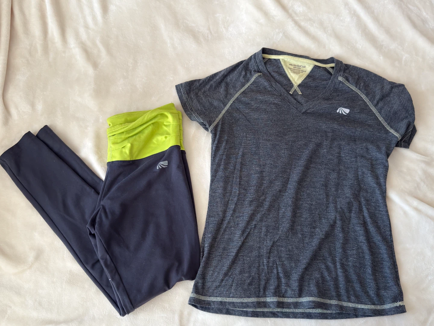 Athletic Set – Leggings & V-Neck Tee (Size S) - photo 2