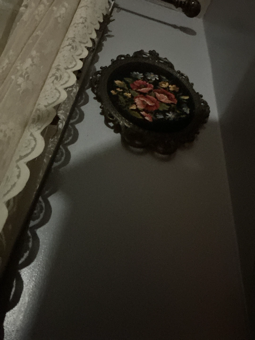 Vintage Oval Floral Needlepoint Wall Decor 🏈 - photo 2