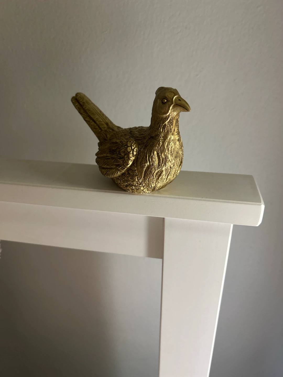 Gold-colored bird figurine 🏈