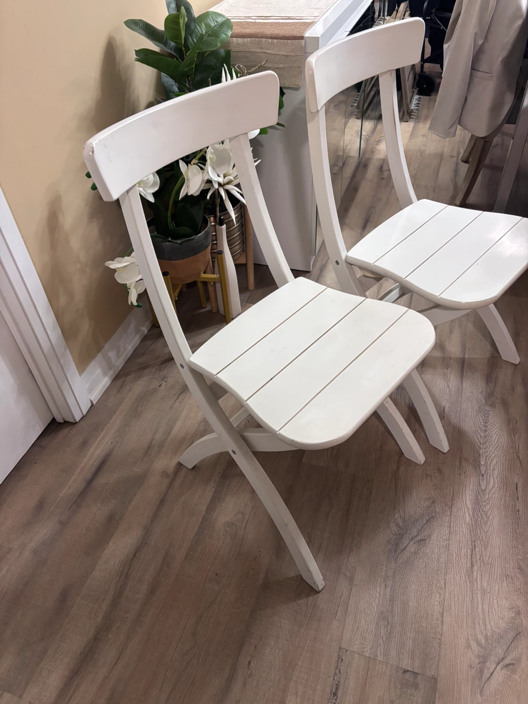 Two Wooden white folding chairs - photo 3