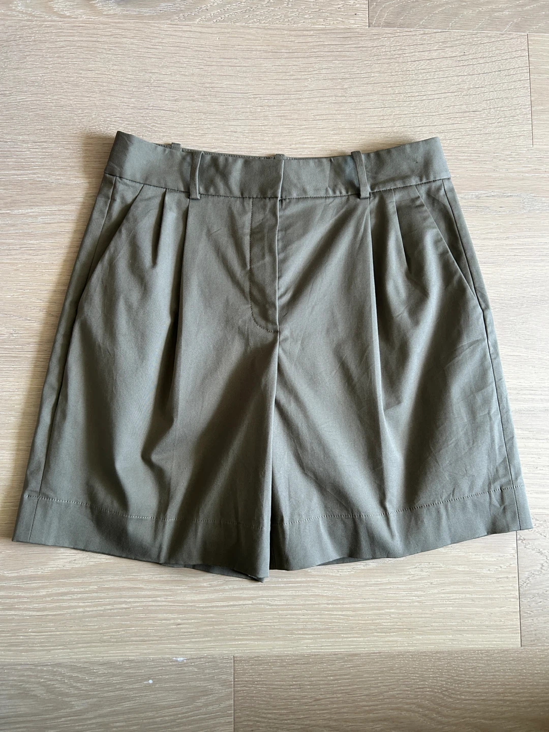 Theory Pleat Soft Chino Shorts